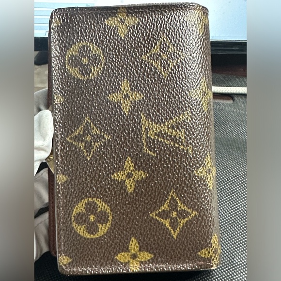 Louis Vuitton Monogram Canvas Portfolio Kiss-Lock
Snap Coin Cash Card Wallet - Picture 2 of 16